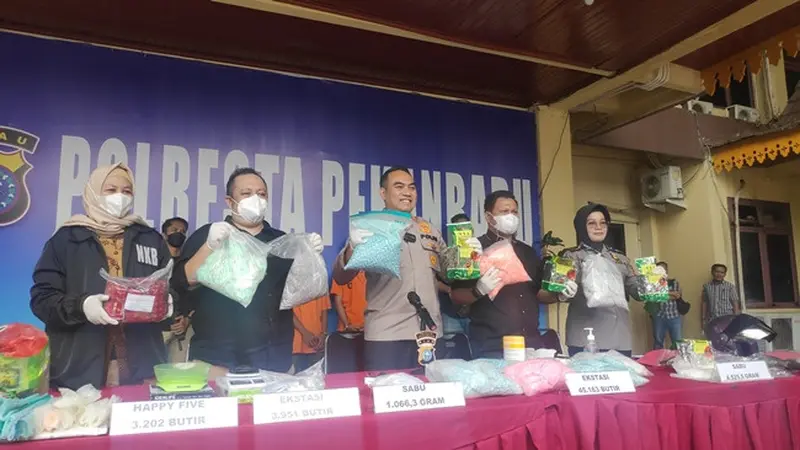 Konferensi pers pengungkapan narkoba jenis sabu dan ekstasi yang diedarkan suami-istri di Polresta Pekanbaru.