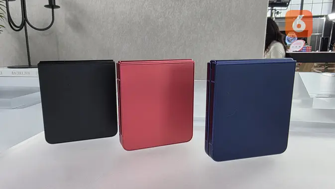 <p>Tampak belakang dan pilihan warna Galaxy Z Flip7. (Liputan6.com/ Agustinus Mario Damar)</p>