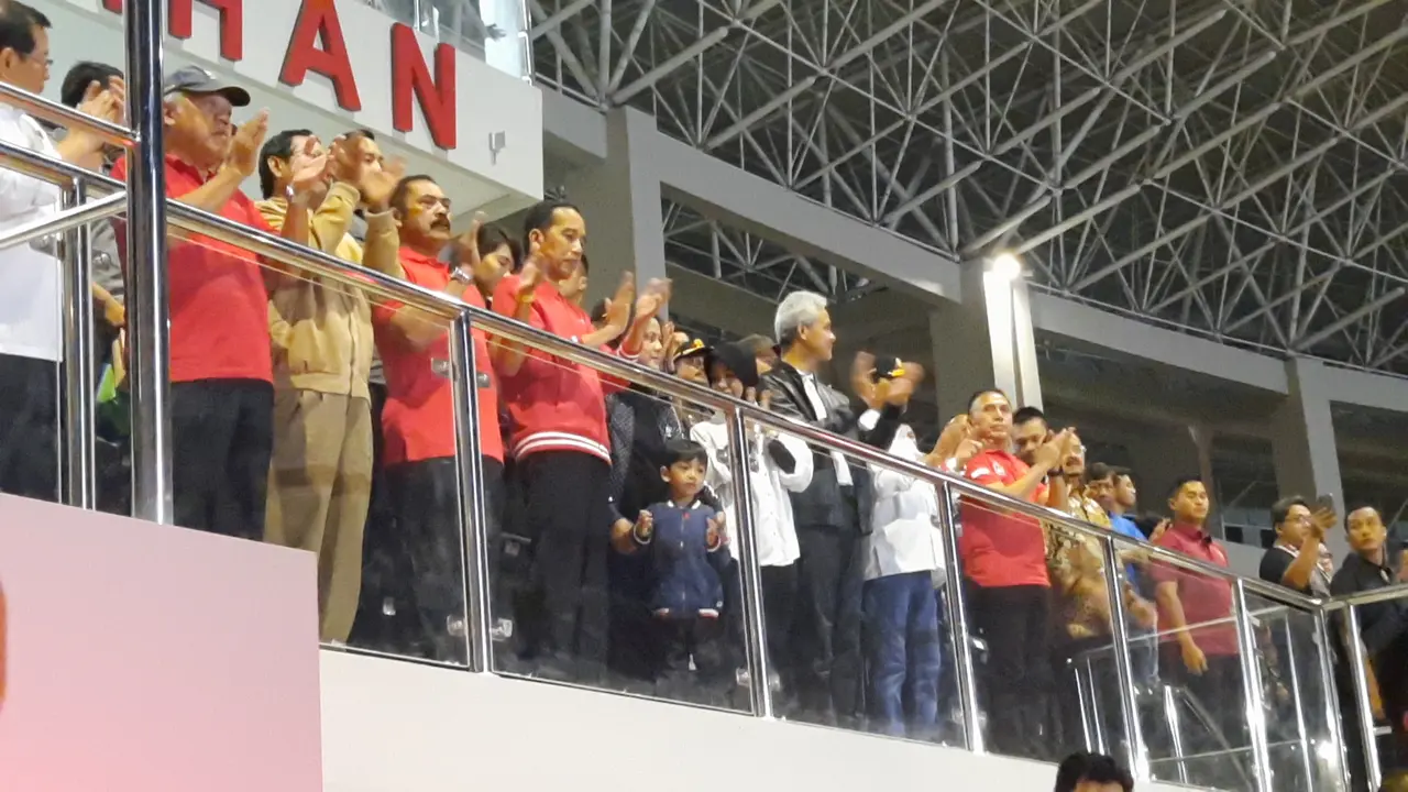 Malam Minggu, Jokowi Ajak Jan Ethes Nonton Pertandingan Persib vs Persis