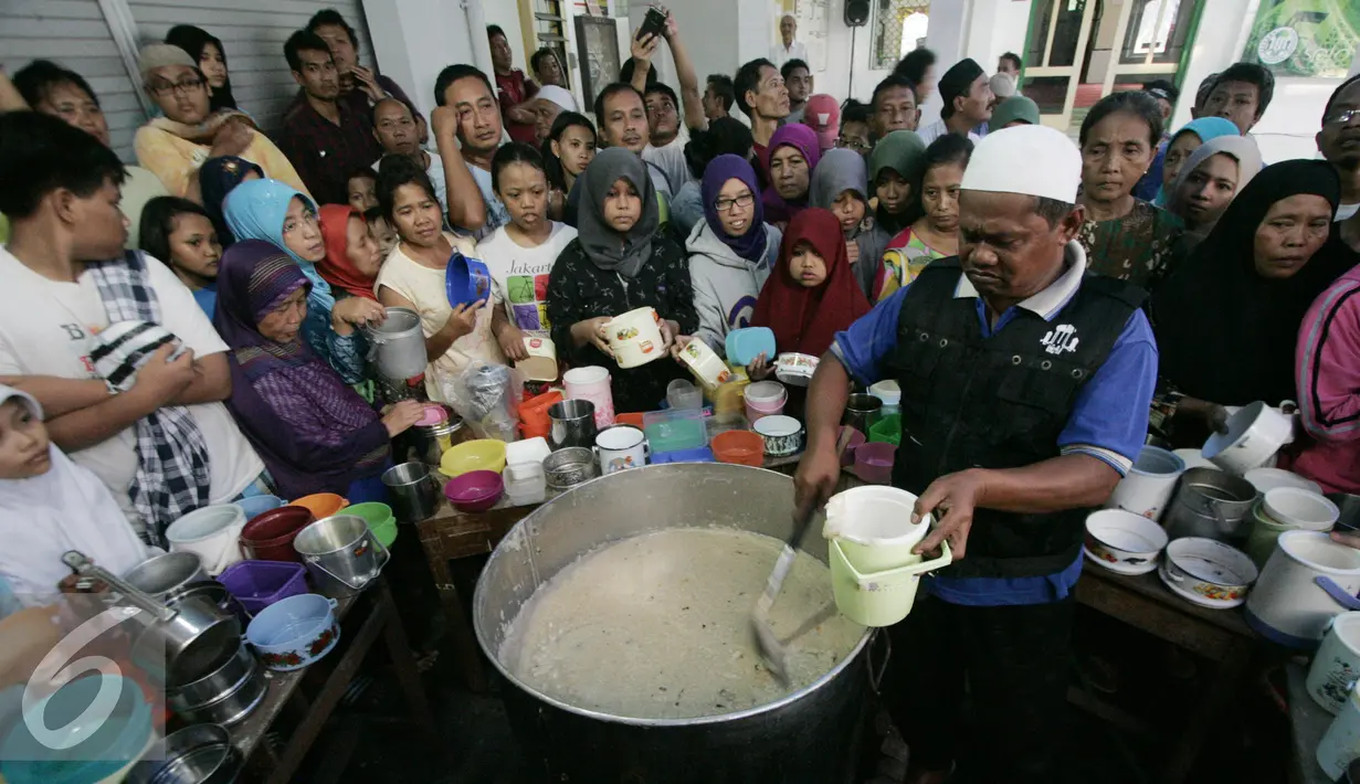 Warga mengantre untuk mendapatkan Bubur Ramadan atau Bubur Banjar Samin, Masjid Darussalam, Solo Selasa Selasa (7/6). Kuliner khas Banjar itu secara khusus disajikan untuk berbuka puasa bulan Ramadan. (Liputan6.com/Boy Harjanto)