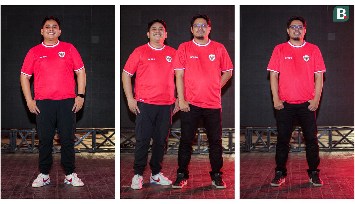 Dua bersaudara Alif Syauqi (kiri) dan Bambang Dwi Nugraha (kanan) berpose saat nonton bareng laga semifinal Piala Asia U-23 antara Timnas Indonesia U-23 melawan Uzbekistan U-23 di Kompleks Stadion Utama Gelora Bung Karno (SUGBK), Senayan, Jakarta, Senin (30/04/2024). Mereka menggunakan jersey terbaru Timnas Indonesia usai membelinya dari Official Garuda Store. (Bola.com/Bagaskara Lazuardi)