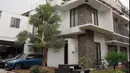 Berikut penampakan rumah Ello yang berada di sebuah komplek yang hanya sembilan rumah. Rumah cat putih dengan tiga lantai. Rumah vokalis Dewa 19 itu memiliki halaman luas dan biasa digunakan untuk nongkrong bersama tetangga. Digarasinya muat untuk dua mobil. [Youtube/KR TV]
