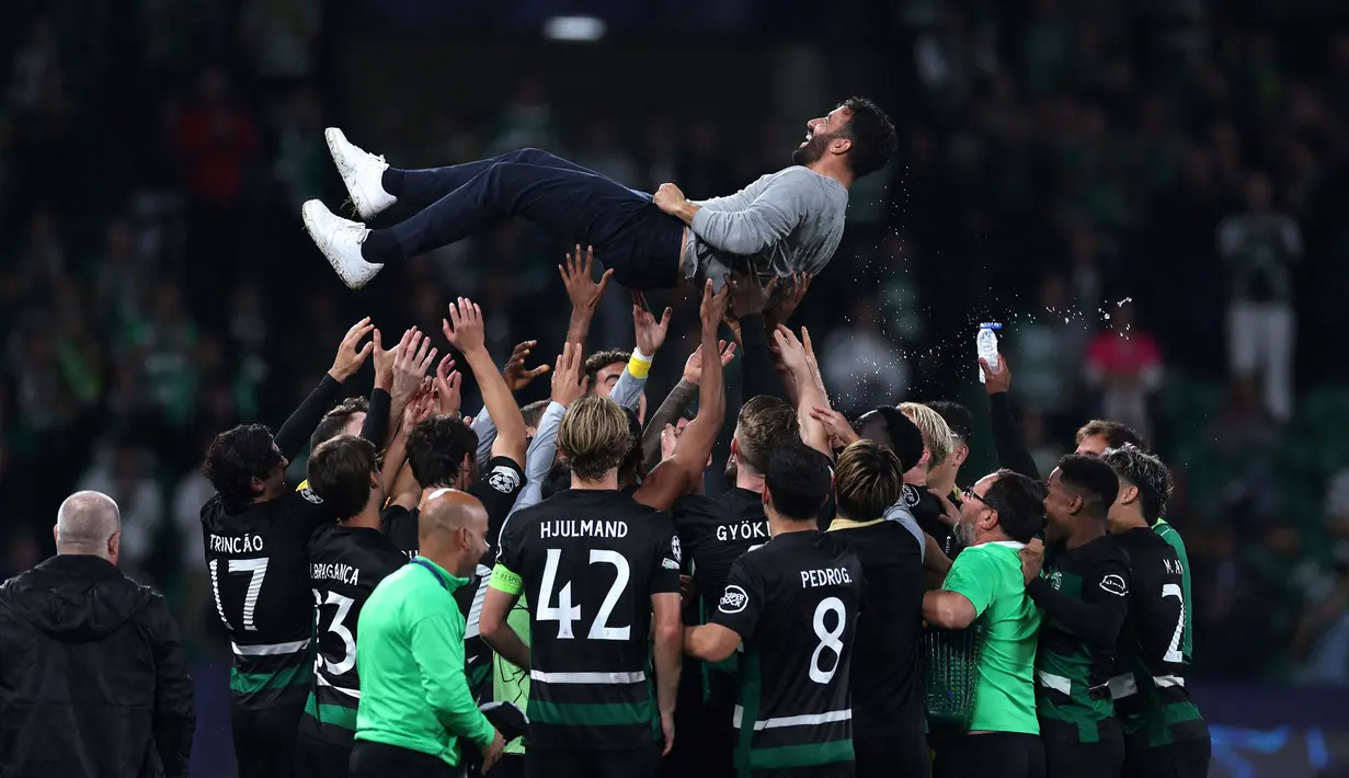 Pelatih Sporting CP, Ruben Amorim merayakan kemenangan bersama timnya setelah laga Liga Champions 2024/2025 melawan Manchester City di Jose Alvalade, Lisbon, Portugal, Rabu (06/11/2024) WIB. (AFP/Filipe Amorim)