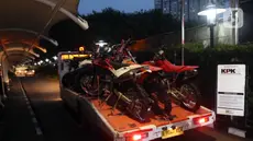 Beberapa motor sitaan hasil Operasi Tangkap Tangan (OTT) yang menjerat Kepala Kantor Imigrasi Jakarta Barat tiba di Gedung Merah Putih Komisi Pemberantasan Korupsi (KPK), Jakarta, Rabu (3/6/2026). (Liputan6.com/Helmi Fithriansyah)