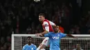 Duel udara antara Olivier Giroud dan Jacques-Alaixys Romao pada Liga Champions Grup F antara Arsenal dan Olympique de Marseille di Stadion Emirates (27/11/2013).(AFP/Adrian Dennis).