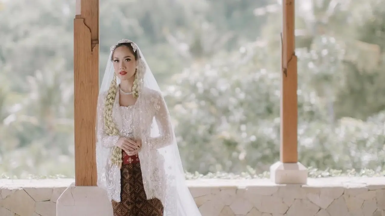 Model Kebaya Modern Pilihan BCL