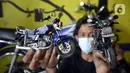 Perajin Wawang Kurniawan (38) menunjukkan pembuatan miniatur motor RX King di Kelurahan Serua, Ciputat, Tangerang Selatan, Sabtu (17/10/2020). Miniatur dari limbah korek api, pipa plastik, kabel, kaleng minuman, dan kawat itu dijual seharga Rp 400 - Rp 450 ribu per unit. (merdeka.com/Dwi Narwoko)