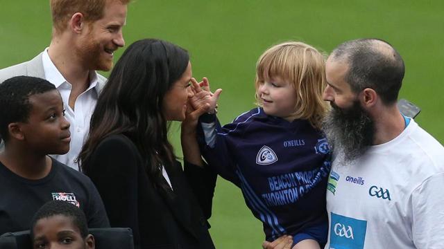 Rambut Dibelai Anak Kecil, Ini Reaksi Tak Terduga dari Meghan Markle