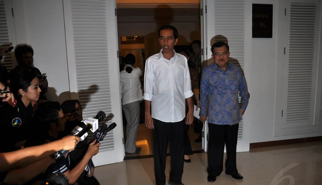 Kamis (28/8/14), Presiden Jokowi dan wakil presiden Jusuf Kalla untuk pertama kalinya rapat bersama di Rumah Transisi. (Liputan6.com/Miftahul Hayat)