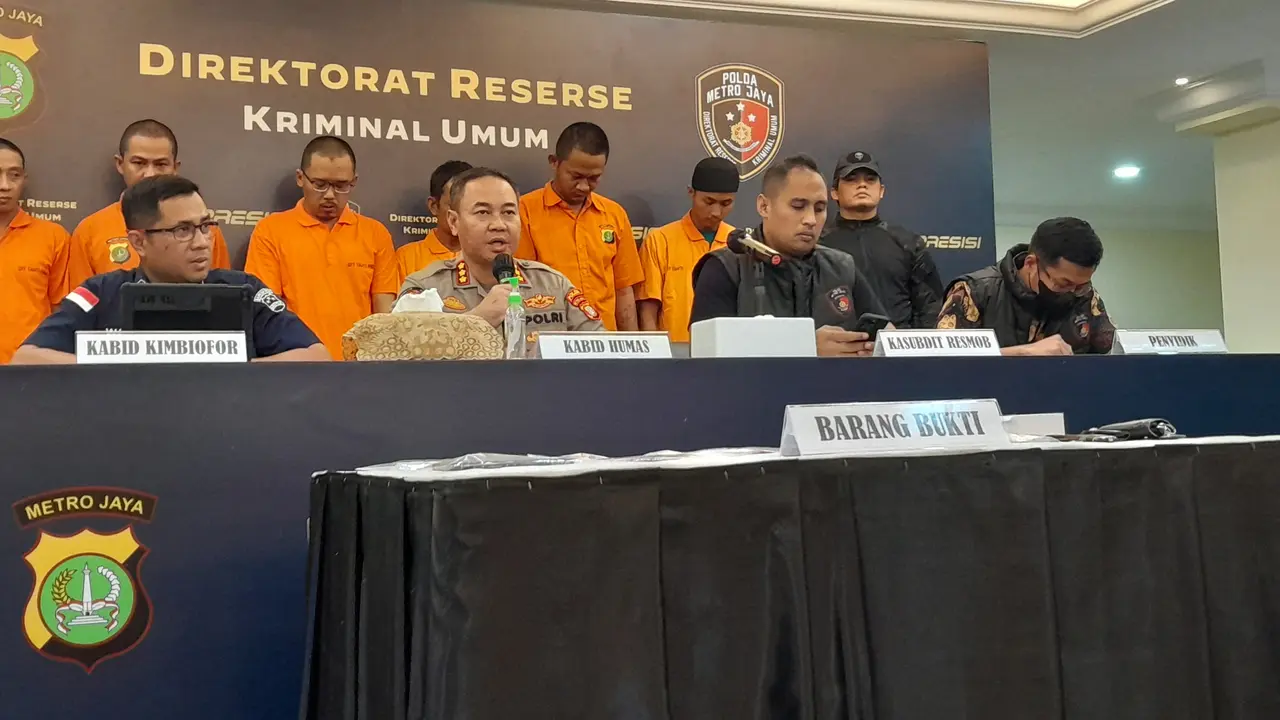 Enam orang sindikat perampok diringkus Polda Metro Jaya. Perampokan mereka menyasar pengemudi taksi online.