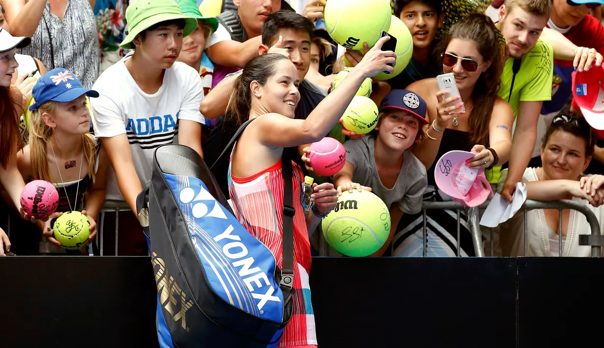 Ana Ivanovic berselfie dengan penonton setelah memenangkan pertandingan putaran pertama melawan Australia Tammi Patterson di Australia Open 2016 di Melbourne Park, Australia, (19/1/2016). (REUTERS/Issei Kato)