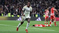 Penyerang Real Madrid Vinicius Junior merayakan gol kedua timnya saat pertandingan sepak bola La Liga Spanyol melawan Almeria di Stadion Santiago Bernabeu, Madrid pada 21 Januari 2024. (Pierre-Philippe MARCOU/AFP)