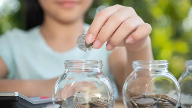 Ilustrasi Orang Hemat dan Menabung