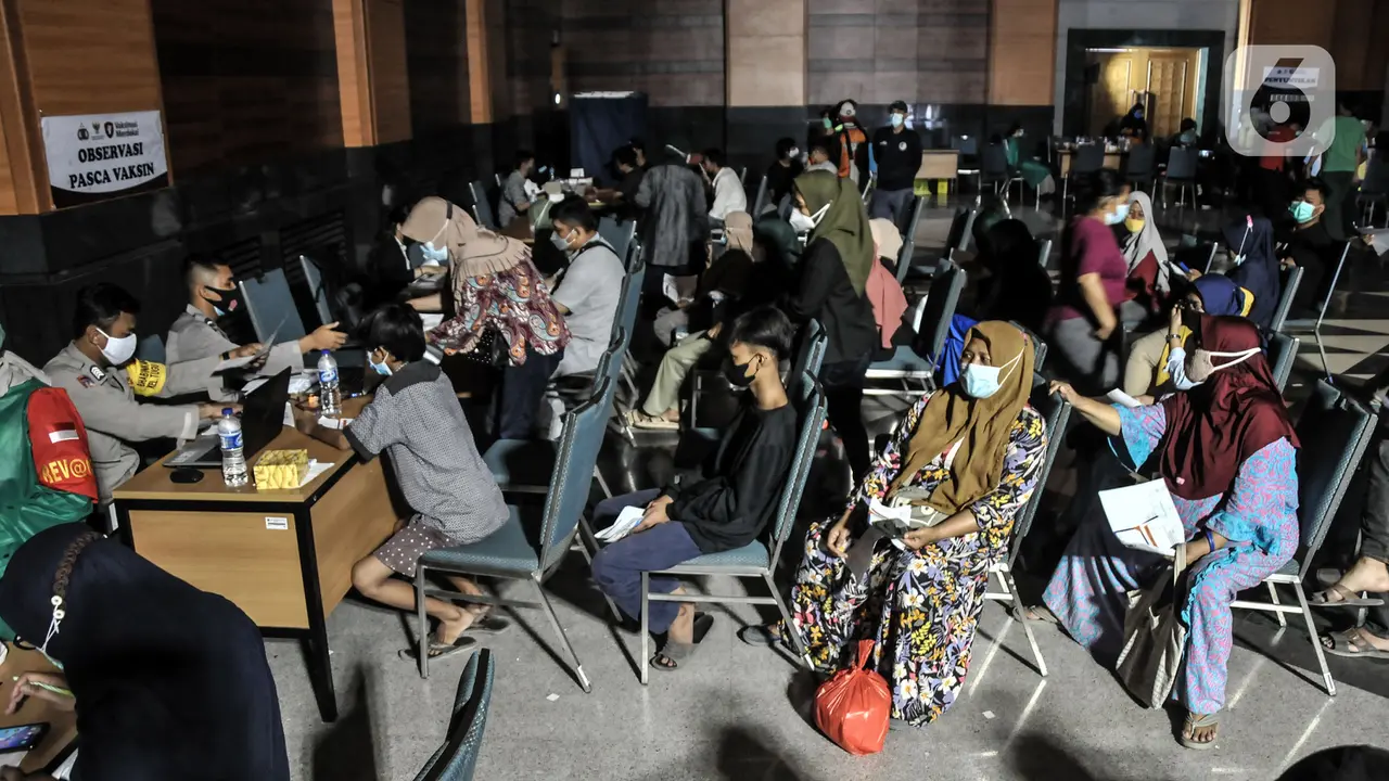 FOTO: Vaksinasi COVID-19 di Indonesia Capai 32,1 Persen