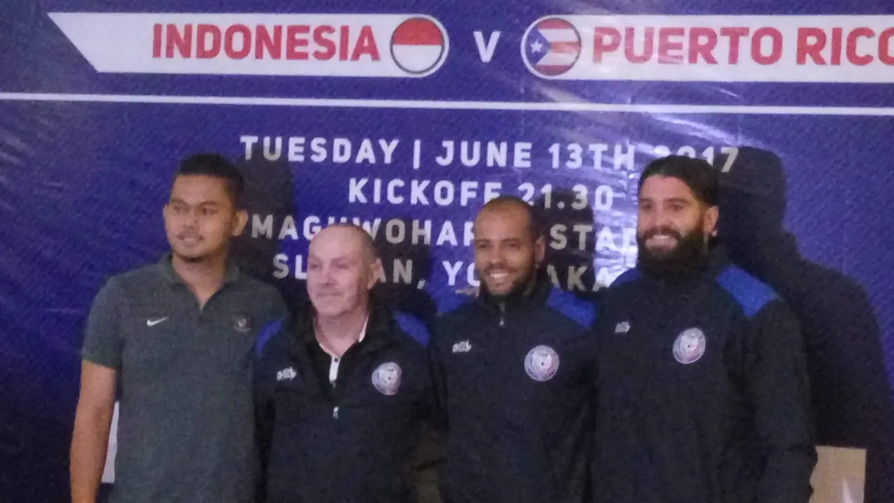 Staf pelatih dan pemain Timnas Puerto Rico pada konferensi pers jelang uji coba melawan Timnas Indonesia. 