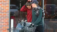 Gelandang MU Bastian Schweinsteiger terlihat mesra dengan kekasihnya yang juga bintang tenis, Ana Ivanovic, usai belanja makanan di Kota Cheshire. (Liputan6.com/sporthou.se)