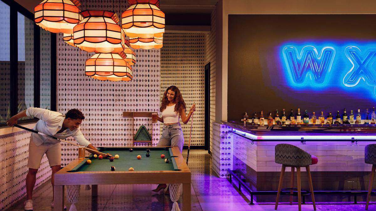 Stay, Create, and Celebrate, Pengalaman Staycation di Aloft Bali Seminyak dari Melukis di Vinyl hingga Nyanyi Bareng Nadhif Basalamah