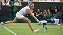 Petenis Prancis, Pauline Parmentier berusaha mengembalikan bola pukulan petenis Rusia, Maria Sharapova dalam pertandingan tunggal putri di hari kedua Wimbledon Tennis Championships di London, Inggris (2/7/2019). Sharapova takluk atas Parmentier 6-4, (4) 6-7, 0-5. (AFP Photo/Ben Stansall)