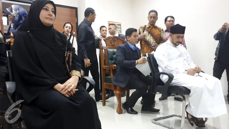 Ustaz Ahmad Alhabsyi dan istri, Putri Aisah Aminah