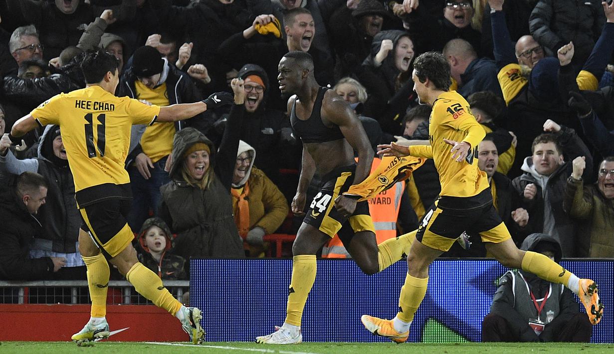 Pada menit ke-80 Wolverhampton berhasil mencetak gol ketiga melalui Toti Gomes. Namun gol akhirnya dianulir karena terindikasi offside yang dipertegas dengan tinjauan VAR. (AFP/Oli Scarff)