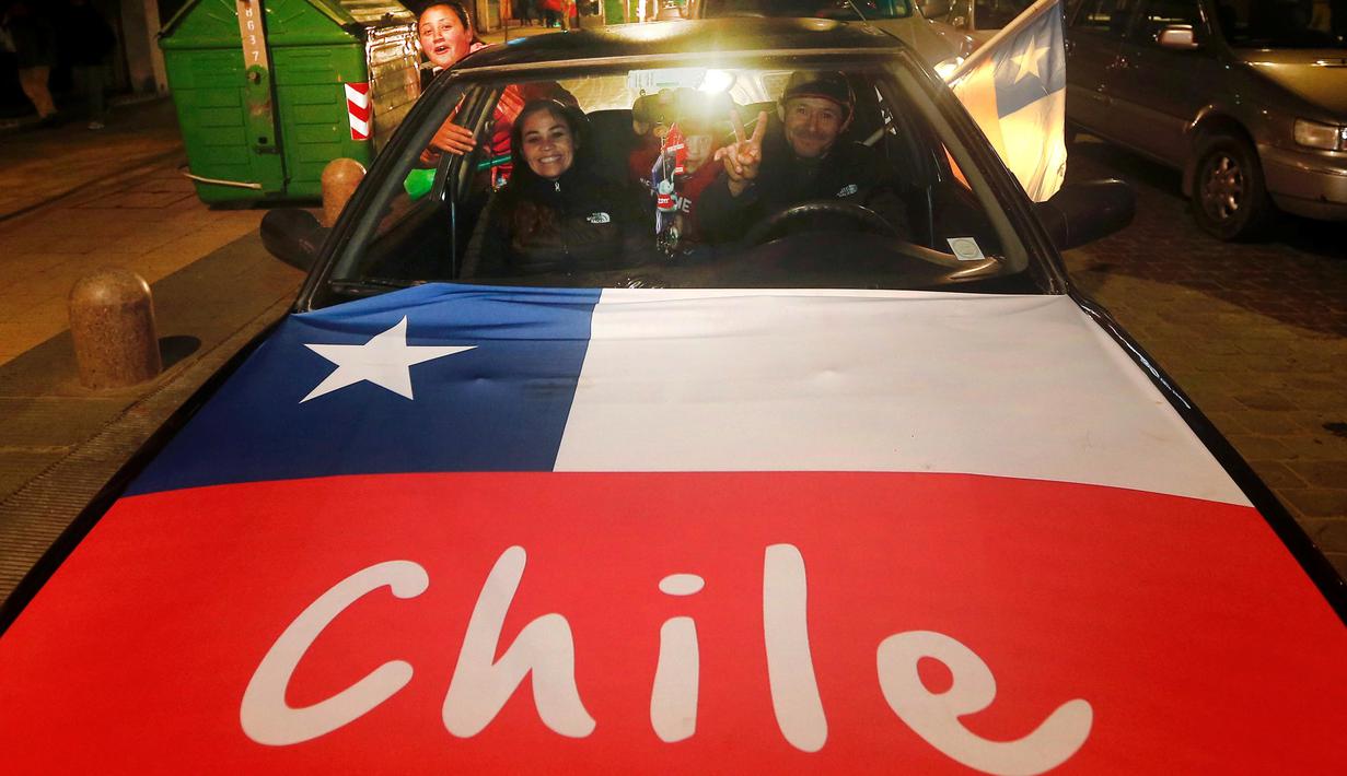 Jalan kota menjadi ajang perayaan fans Cile saat timnya menang atas Argentina  pada laga Final Copa America Centenario 2016 di Vina del Mar, Cile (27/6/2016). (REUTERS/Rodrigo Garrido)