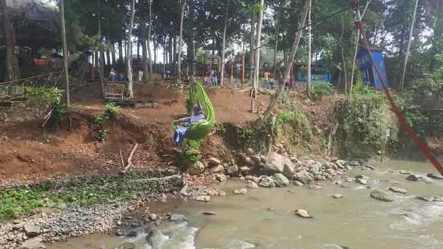 Wahana baru, keranjang ningrat di wisata alam Aku Cantik Villa Kota Sukabumi (Liputan6 com/Fira Syahrin).