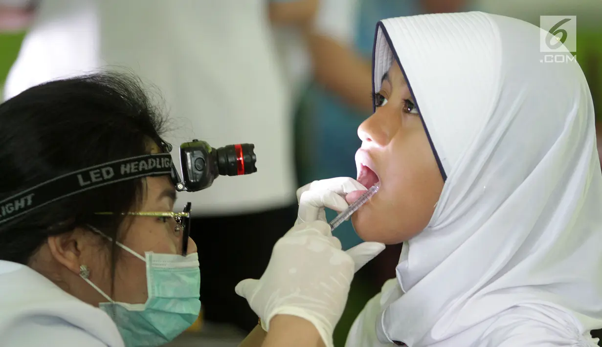 Siswa menjalani pemeriksaan gigi gratis di Mts Negeri 1, Batam, Kepri, Selasa (7/8). Kegiatan pemeriksaan gigi gratis yang merupakan rangkaian Formula Untuk Indonesia diikuti 3.500 warga dan siswa. (Liputan6/com/HO/Iwan)