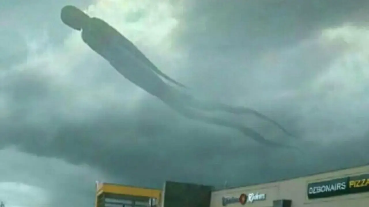 Sosok mirip dementor yang terlihat di langit Zambia
