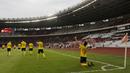 Pemain Ceres-Negros, Bienvenido Maranon, merayakan gol ke gawang Persija Jakarta pada laga Piala AFC di SUGBK, Jakarta, Selasa (23/4). Persija takluk 2-3 dari Ceres-Negros. (Bola.com/Peksi Cahyo)