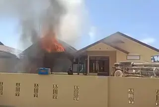 Kantor Polsek Muara Batang Gadis dibakar warga pada Sabtu (20/12/2025).