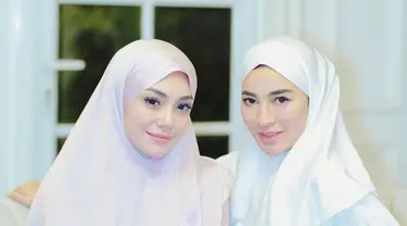 Inilah potret kompak Celine Evangelista dan Shandy Purnamasari mengenakan hijab dengan model yang senada. Keduanya tampil bak ukhty yang siap berangkat ke pengajian. (Liputan6.com/IG/@celine_evangelista)