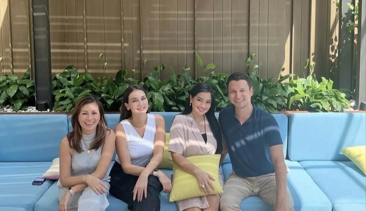 Luna Maua mengenakan atas tanpa lengan putih yang dipadukan celana hitam ketika berkunjung ke rumah Titi Kamal dan Christian. (@titi_kamall)