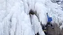 Aksi seorang pria memanjat dinding es buatan di desa Vir, Republik Ceko, Minggu (14/2/2021). Ketika suhu turun di Republik Ceko, pemanjat tebing memanfaatkan kondisi beku dengan mengubah permukaan batu menjadi dinding es setinggi 20 meter untuk pendaki. (AP Photo/Petr David Josek)