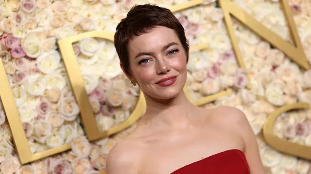 Gaya Rambut Pixie Emma Stone di Golden Globes 2025, Picu Spekulasi Botaki Rambut untuk Film Baru