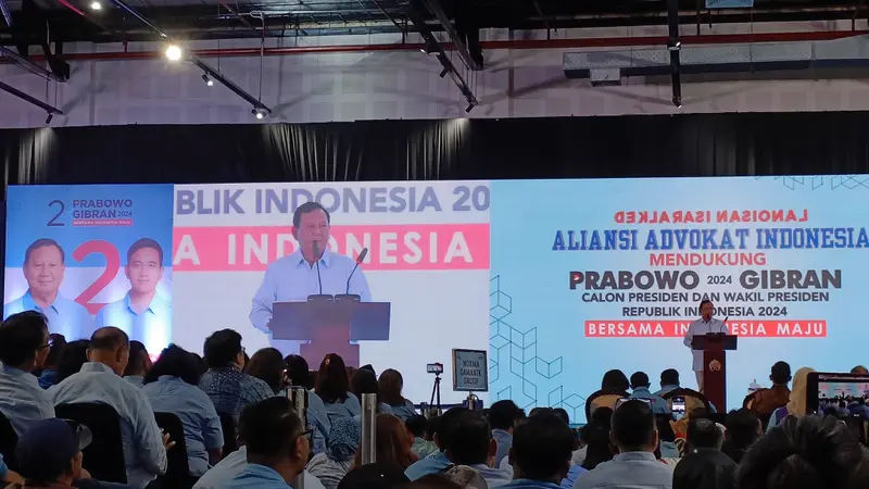 Calon presiden nomor urut dua Prabowo Subianto saat menyampaikan sambutan di acara deklarasi Aliansi Advokat Indonesia, Balai Kartini, Jakarta, Jumat (26/1/2024). (Merdeka.com/Alma Fikhasari)