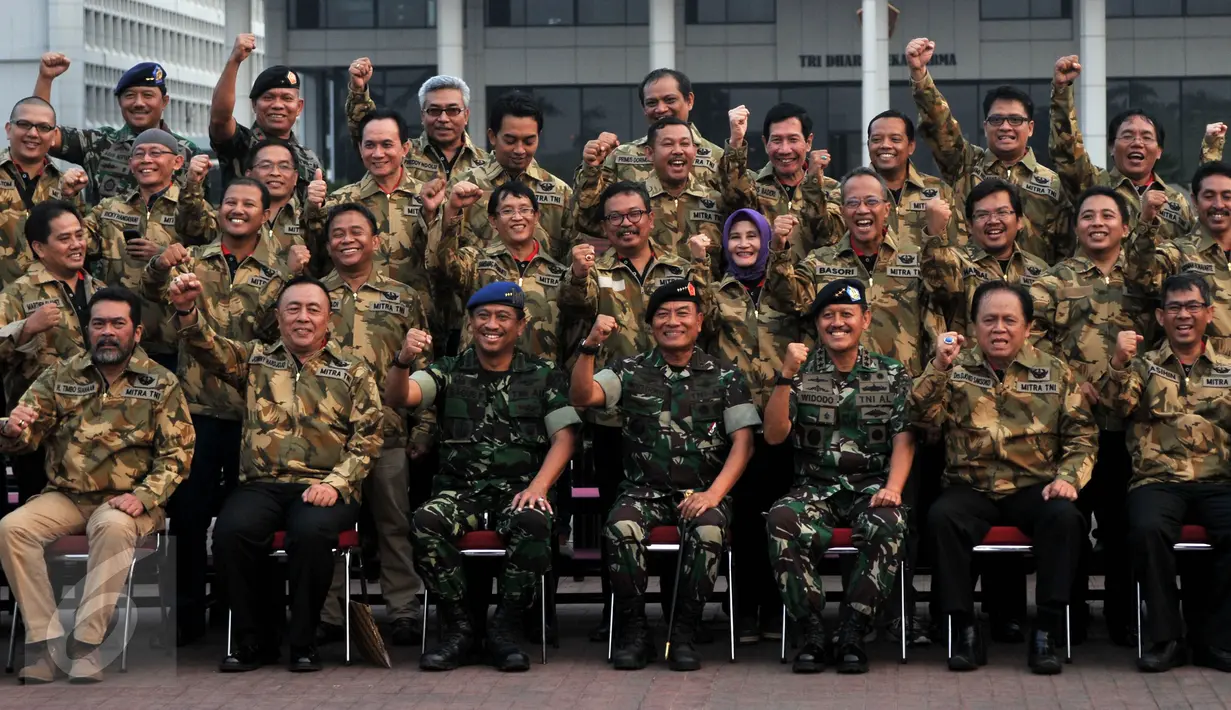 Jenderal Moeldoko berpose bersama para Pimred usai acara pembaretan, Jakarta, Selasa (16/6/2015). Pembaretan ini sebagai bentuk penghargaan kepada media yang mempunyai peran penting dalam kehidupan sosial. (Liputan6.com/JohanTallo)