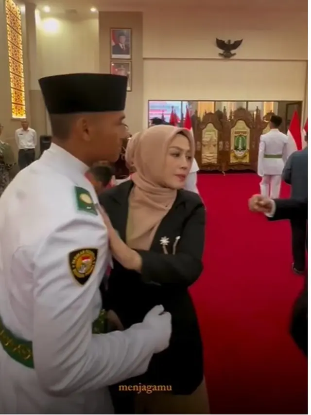 6 Potret Pengukuhan Anak Denny Cagur Jadi Paskibraka Banten HUT RI ke-80, Bikin Bangga