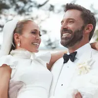 Jennifer Lopez mengenakan gaun putih high neck dari Ralph Lauren. Lengkap dengan veilnya. [@jlo]