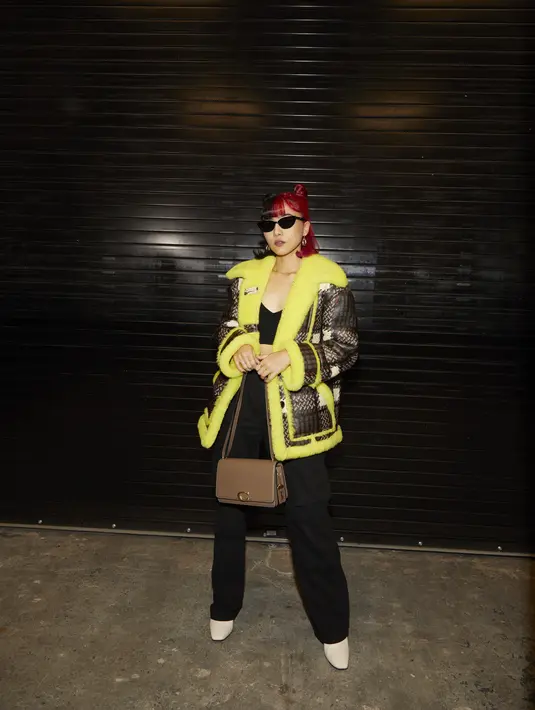 Ditambah dengan aksesoris Coach Bandit Shoulder Bag, dengan detail ikon ‘C’ pada bagian pushpin closure, yang bisa dikenakan untuk tas bahu maupun tas jinjing, menambah sentuhan gaya 90s grunge.