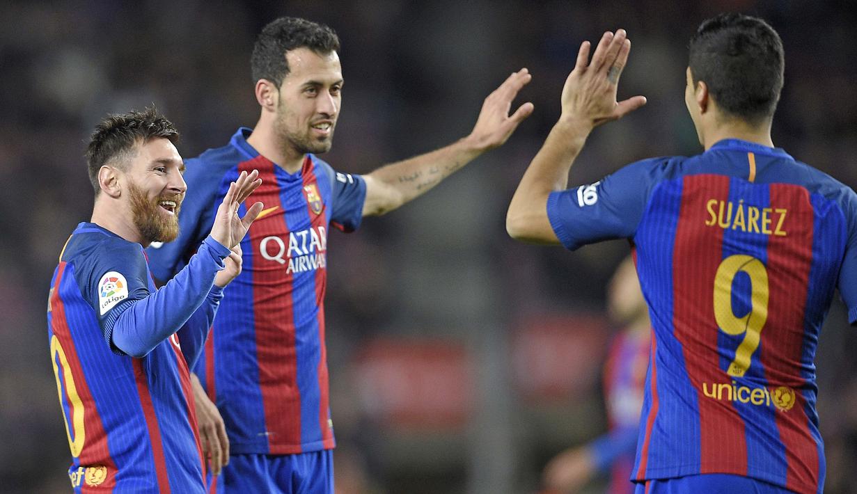 Pemain lincah Barcelona, Sergio Busquets (tengah) walaupun kalah tenar dibandingkan Lionel Messi namun memiliki peran penting bagi tim asal Catalan. Sergio telah mencetak 12 gol dari 432 kali penampilan bagi Barcelona.  (AFP/Lluis Gene)