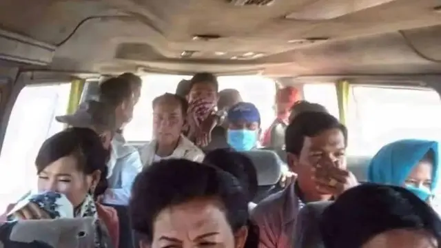 7 Potret Apes saat Naik Transportasi Umum, Bisa Bikin Emosi