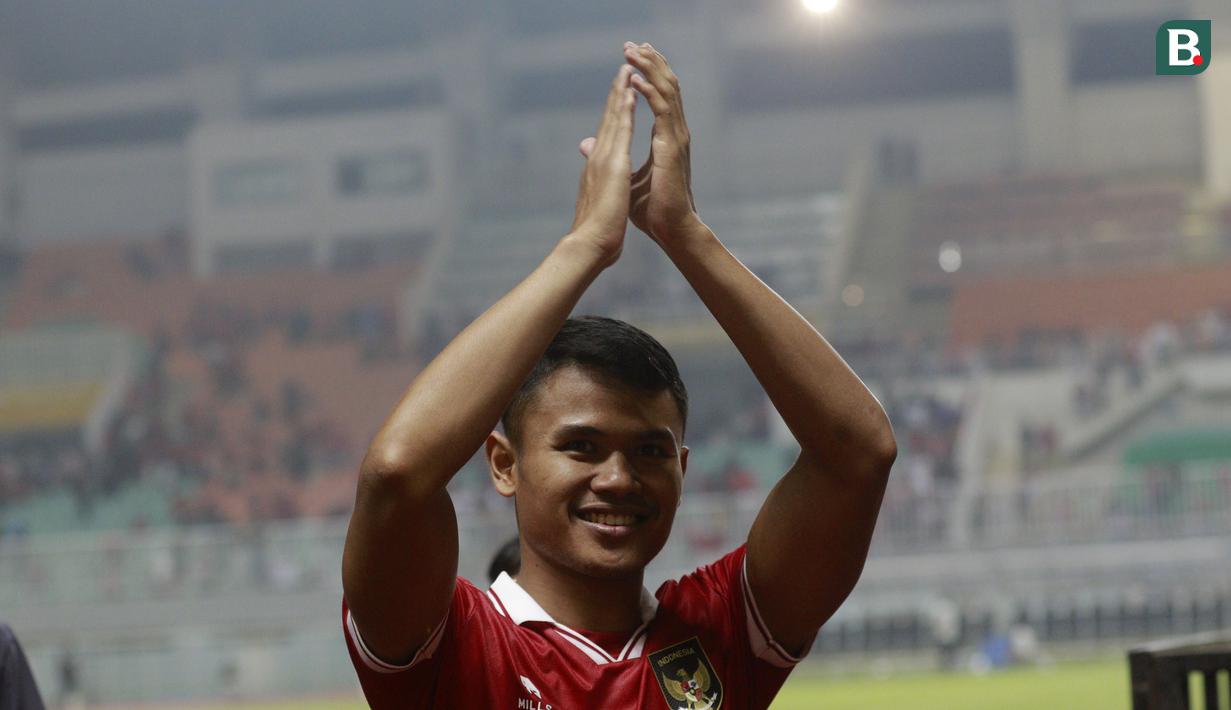<p>Pemain Timnas Indonesia, Muhammad Dimas Drajad memberikan penghormatan untuk penonton&nbsp;saat laga FIFA Match Day antara Timnas Indonesia melawan Timnas Curacao di Stadion Pakansari, Bogor, Selasa (27/09/2022). (Bola.com/Muhammad Iqbal Ichsan)</p>