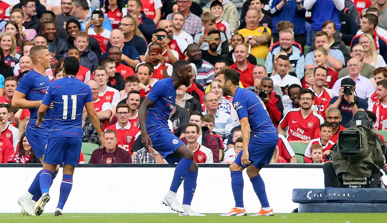 Bek Chelsea Antonio Rudiger (tengah) berselebrasi bersama rekannya usai mencetak gol ke gawang Arsenal pada pertandingan ICC 2018 di Stadion Aviva di Dublin (1/8). Arsenal menang atas Chelsea lewat adu penalti 6-5. (AFP Photo/Paul Faith)