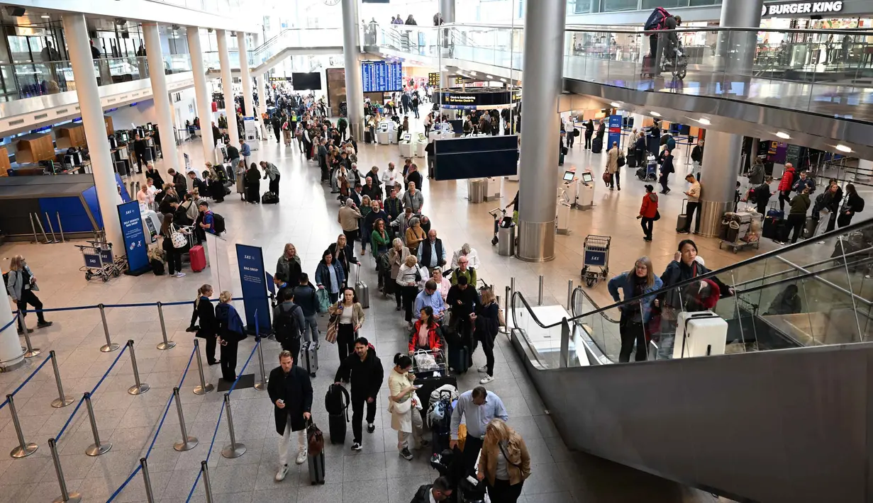 Pada Selasa 23 September 2025 atau beberapa jam setelah drone tak dikenal masuk ke ruang udaranya, dikabarkan Bandara Kopenhagen di Denmark mulai beroperasi kembali. (Sergei GAPON/AFP)