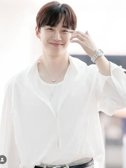Lee Jun ho tampil rapi namun tetap santai mengenakan kemeja putih lengan panjang yang dipadukan inner t shirtnya warna senada. [Piaget]