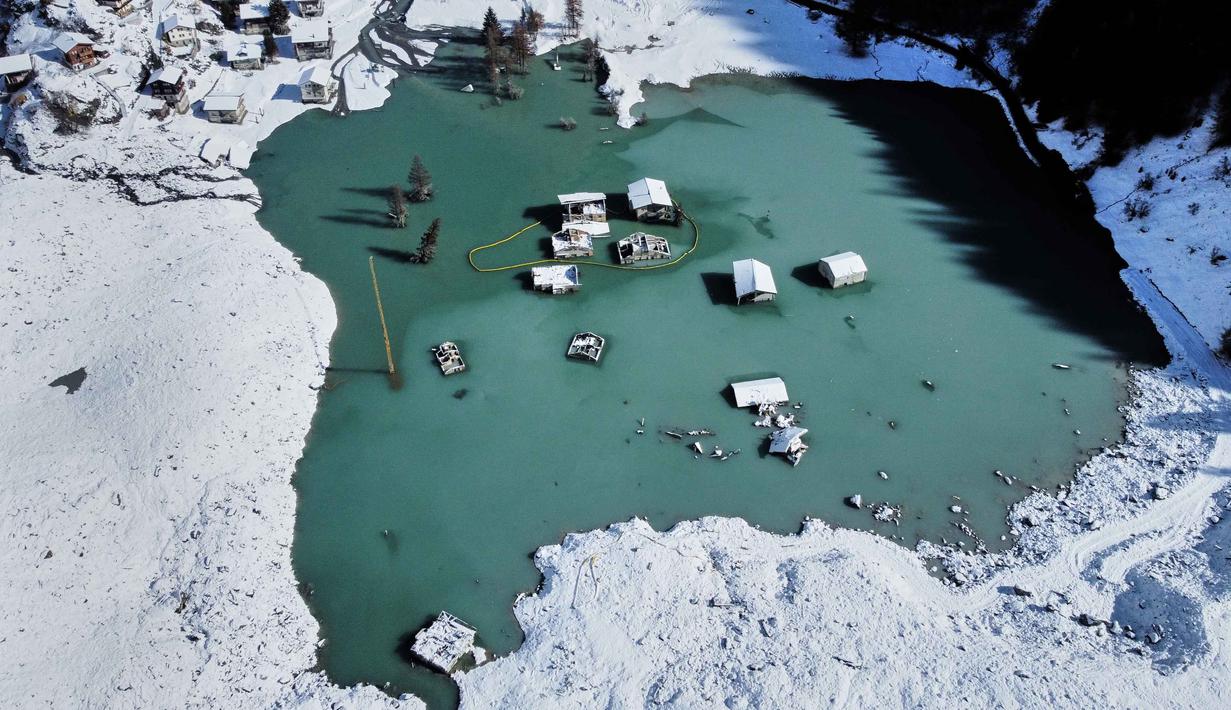 Pemandangan udara menunjukkan Desa Blatten yang sebagian terendam banjir setelah hujan salju baru-baru ini, lima bulan setelah tanah longsor menghancurkan desa tersebut, Blatten, Swiss, pada Selasa 28 Oktober 2025. Namun, dampak pemanasan global akibat perubahan iklim terhadap bagian dari Bumi yang ditutup oleh air yang membeku (cryosphere), sudah sangat jelas. (AP Photo/Michael Probst)