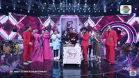 Perayaan ulang tahun Soimah ke-45 di panggung D'Academy7. (Foto: dok. YouTube/Indosiar)