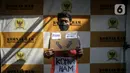Seorang anak muda saat menggelar aksi damai di luar Kantor Komnas HAM, Jakarta, Kamis (14/7/2022). Mereka meminta hak asasi akibat krisis iklim dengan mengadukan kepada Komnas HAM terkait pembiaran krisis Iklim karena sudah sangat berpengaruh pada kehidupan, ekonomi, dan kesehatan perorangan maupun kelompok akibat kenaikan suhu bumi serta cuaca ekstrem. (Liputan6.com/Faizal Fanani)