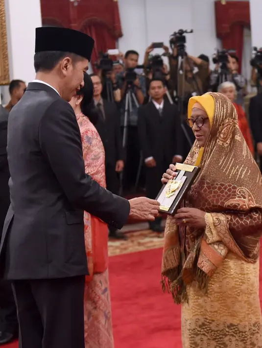 Presiden Joko Widodo (kiri) memberikan gelar Pahlawan Nasional kepada ahli waris di Istana Negara, Jakarta, Jumat (8/11/2019). Jokowi memberikan gelar Pahlawan Nasional kepada enam tokoh yang dianggap berjasa untuk Indonesia. (Foto: Lukas-Biro Pers Sekretariat Presiden)