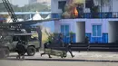 Personel Tentara Nasional Indonesia (TNI) melakukan atraksi simulasi anti-teror saat peringatan HUT ke-80 TNI di lapangan Monumen Nasional (Monas), Jakarta, Minggu (5/10/2025). (merdeka.com/Arie Basuki)